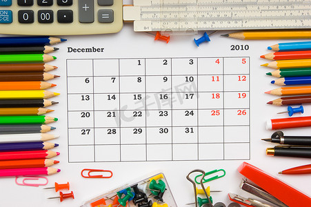 2010 年 12 月带办公室和文具的月历