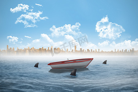 鲨鱼在海中盘旋着一艘小船