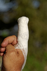 人体受伤手手指上的白药绷带