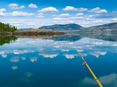 在加拿大育空地区的拉伯格湖钓鱼