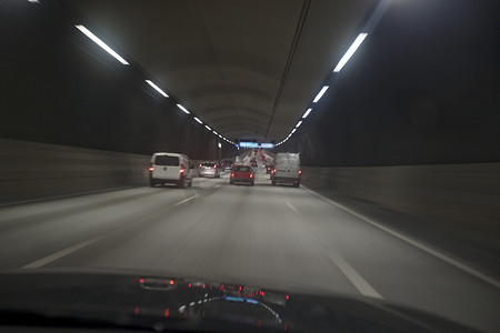车的内饰摄影照片_在隧道中行驶