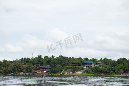 储层摄影照片_度假村毗邻河流。