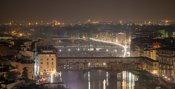 佛罗伦萨旧桥 Ponte Vecchio 的空中夜景