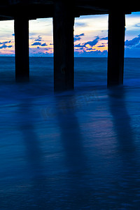交叉桥摄影照片_海滩上桥的柱子。