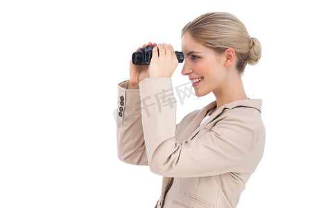 望远镜观星插画摄影照片_微笑着用双筒望远镜望向别处的女商人