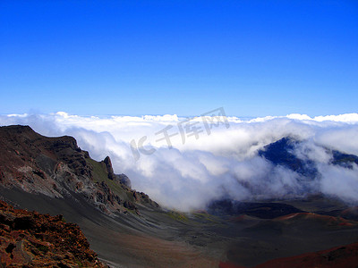 云层滚入夏威夷毛伊岛的哈雷阿卡拉火山口