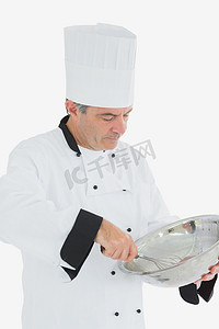 厨师使用打蛋器和搅拌碗