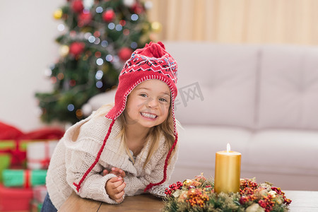 可爱的小女孩在圣诞节微笑