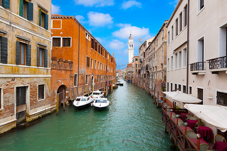 威尼斯城市景观、狭窄的水运河和传统建筑。