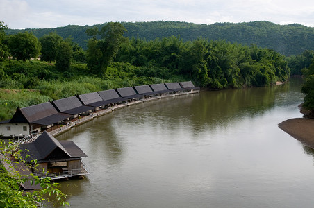 泰国桂河上的漂浮酒店