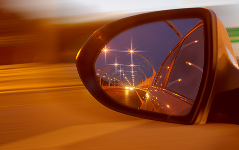 高速路在车镜上的反射