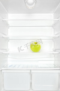 冰箱里的苹果。