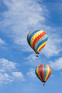 美丽的热气球映衬着深蓝的天空
