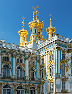 带有十字架的金色圆顶，位于沙皇村的凯瑟琳宫殿