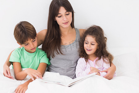 母亲和孩子们读故事书