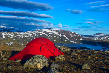 户外野营照片摄影照片_Nordkalottleden 湖边的帐篷