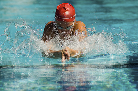 政治素质高摄影照片_水中游泳的中年女性参与者