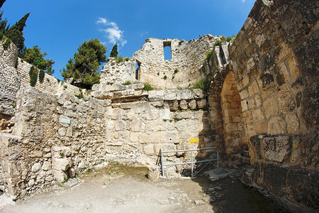 耶路撒冷圣安妮教堂附近拜占庭教堂遗址的墙壁和贝塞斯达池