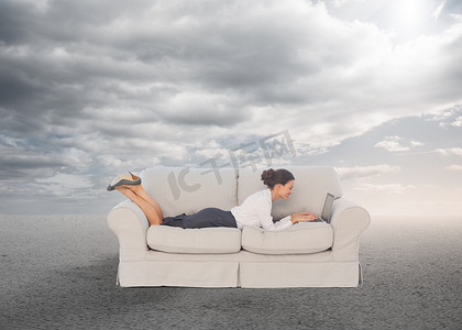 光荣的摄影照片_优雅的女商人躺在沙发上