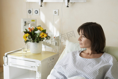 看病床摄影照片_休息在医院病床上的女性患者