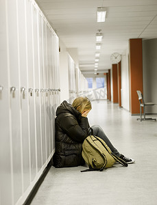 年轻女子在学校被欺负