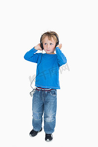 小男孩通过耳机听音乐