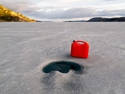 红色塑料桶迷失在结冰的 Lake Laberge, Yukon T