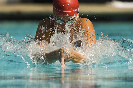 一个年轻女子在游泳池游泳的特写