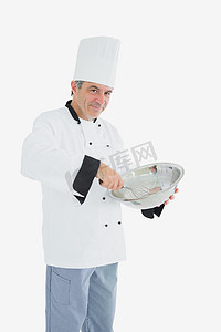 使用打蛋器和搅拌碗的成熟厨师