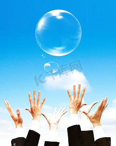 手握天空中的泡泡