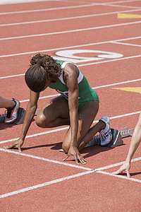有竞争者的非裔美国人的女运动员在起跑线上
