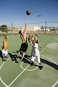 多种族团体在球场上打篮球