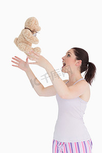 填充玩具摄影照片_女人扔她的泰迪熊