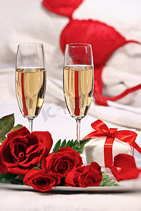 香槟杯和玫瑰庆祝情人节