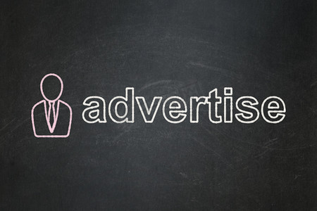 营销理念： 商人和黑板背景上做广告