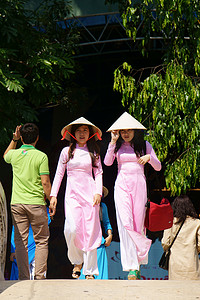 传统礼服的越南女孩