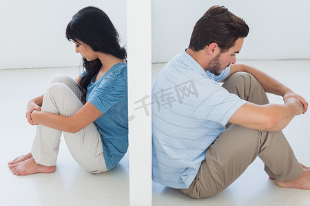箭头向下动图摄影照片_坐着的情侣被白墙隔开