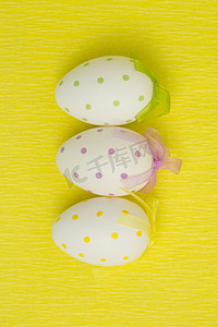 三个不同颜色的复活节彩蛋