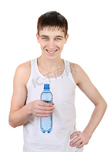 拿着瓶装水的少年