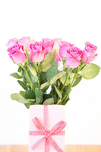 粉色玫瑰花束和粉色礼物