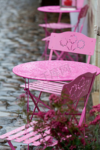 雨中咖啡馆里空荡荡的粉红色桌子