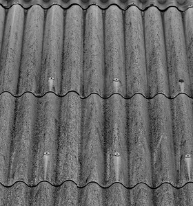 灰色瓦楞石板屋顶
