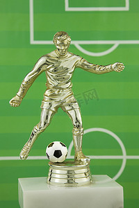 金塑料足球运动员奖杯的特写镜头
