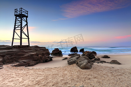 锯齿状边框摄影照片_鲨鱼观察塔和锯齿状的岩石澳大利亚