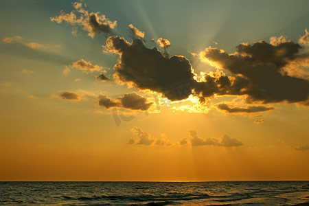 海面乌云后的太阳