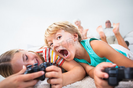 玩电子游戏和玩得开心的兄弟姐妹