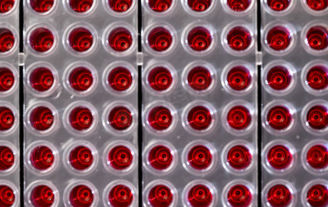 实验室桌上的 96 孔板与红色液体样品