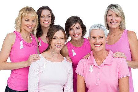 微笑的女性摆出姿势并穿着粉红色的衣服来治疗乳腺癌