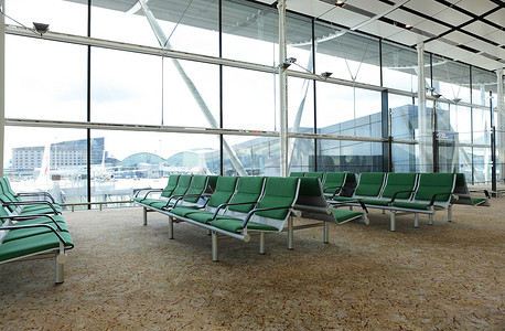 机场椅子摄影照片_机场候机厅的长凳