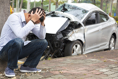 亚洲人受伤摄影照片_交通事故后生气的司机